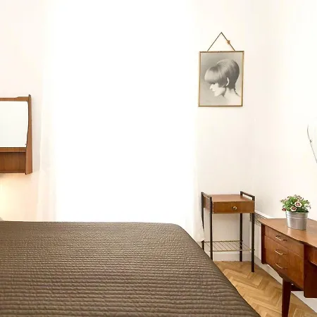De 2 Chambres Avec Terrasse Amenagee Et Wifi A A 1 Km De La Plage ニース
